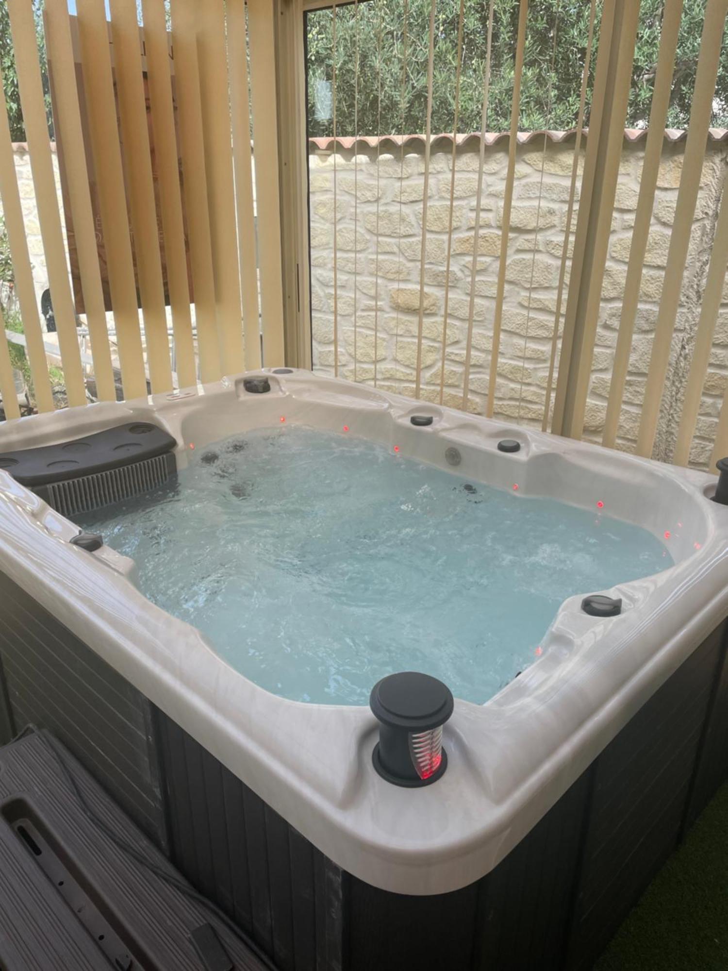 Houdarling Chalet Et Spa Hammam Jacuzzi Et Sauna Nîmes Extérieur photo